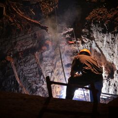 Обеспечение безопасности при проведении взрывных работ в подземных выработках и на поверхности рудников